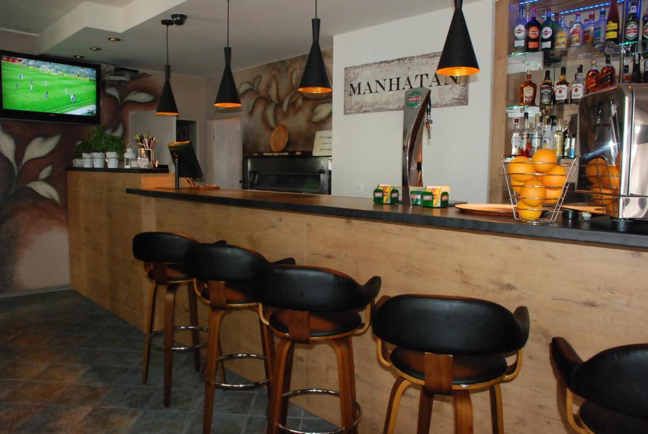 ראדזני פודלאסקי Hotelik Manhatan מראה חיצוני תמונה
